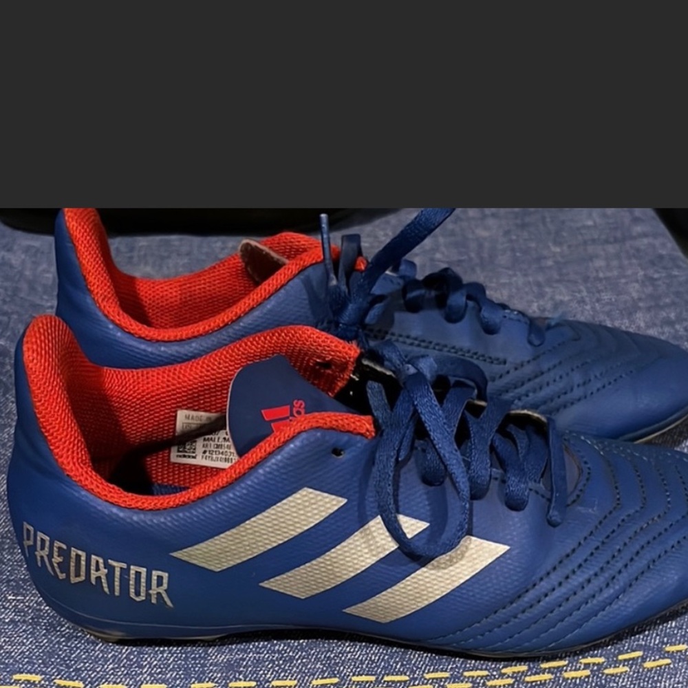 Soccer cleats Adidas Predator. The Game winner :)size 3.5 used